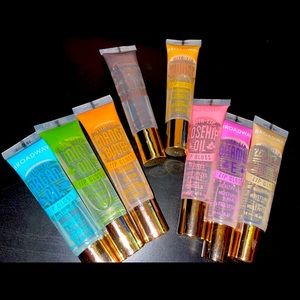 Lipgloss, tweezers , lashes